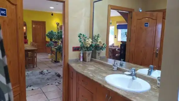 Bany de Finca rústica en venda en Valdepeñas amb Aire condicionat, Calefacció i Jardí privat