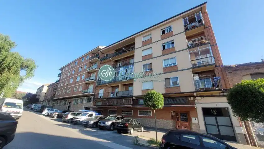 Vista exterior de Piso de alquiler en Segovia con Calefacción, Terraza y Amueblado