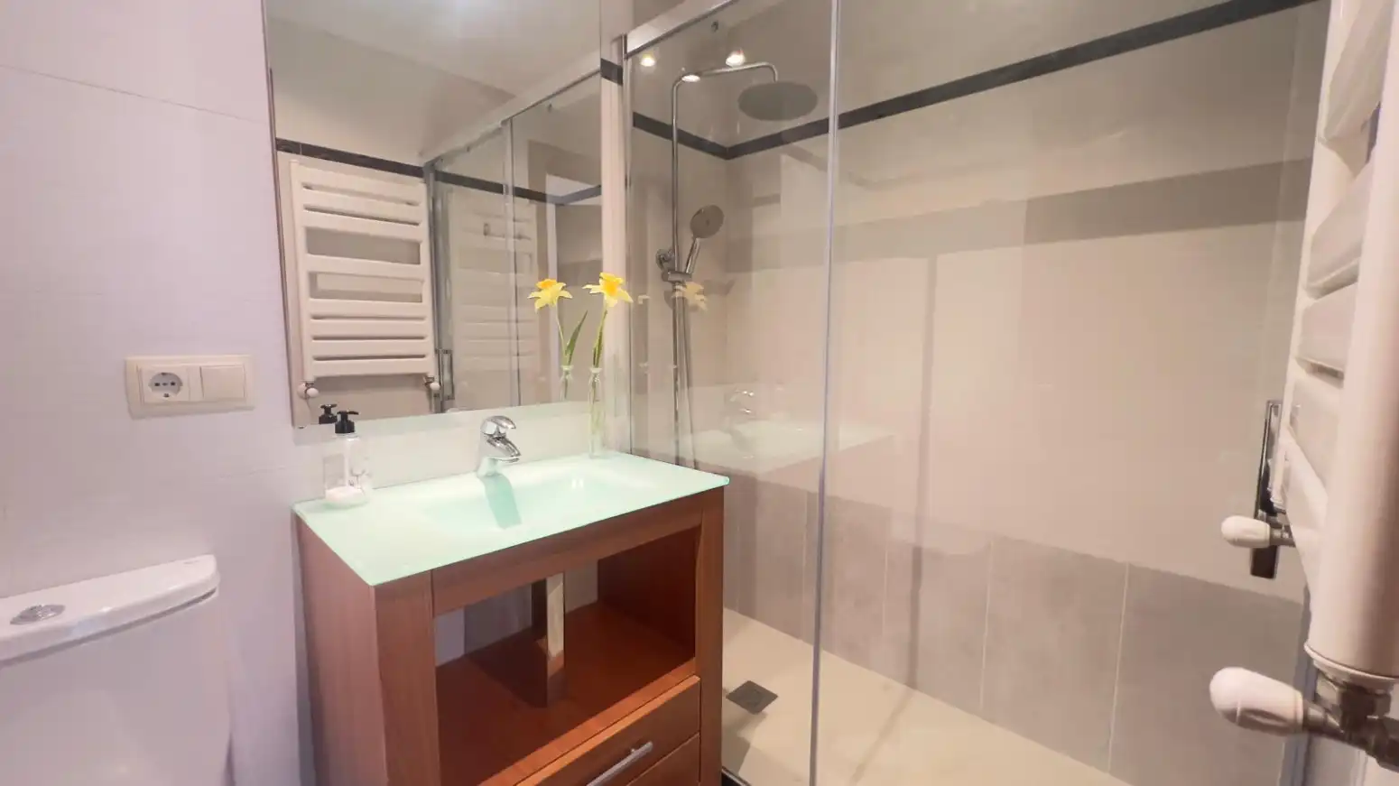 Bathroom of Flat for rent in Gijón   with Heating, Parquet flooring and Furnished