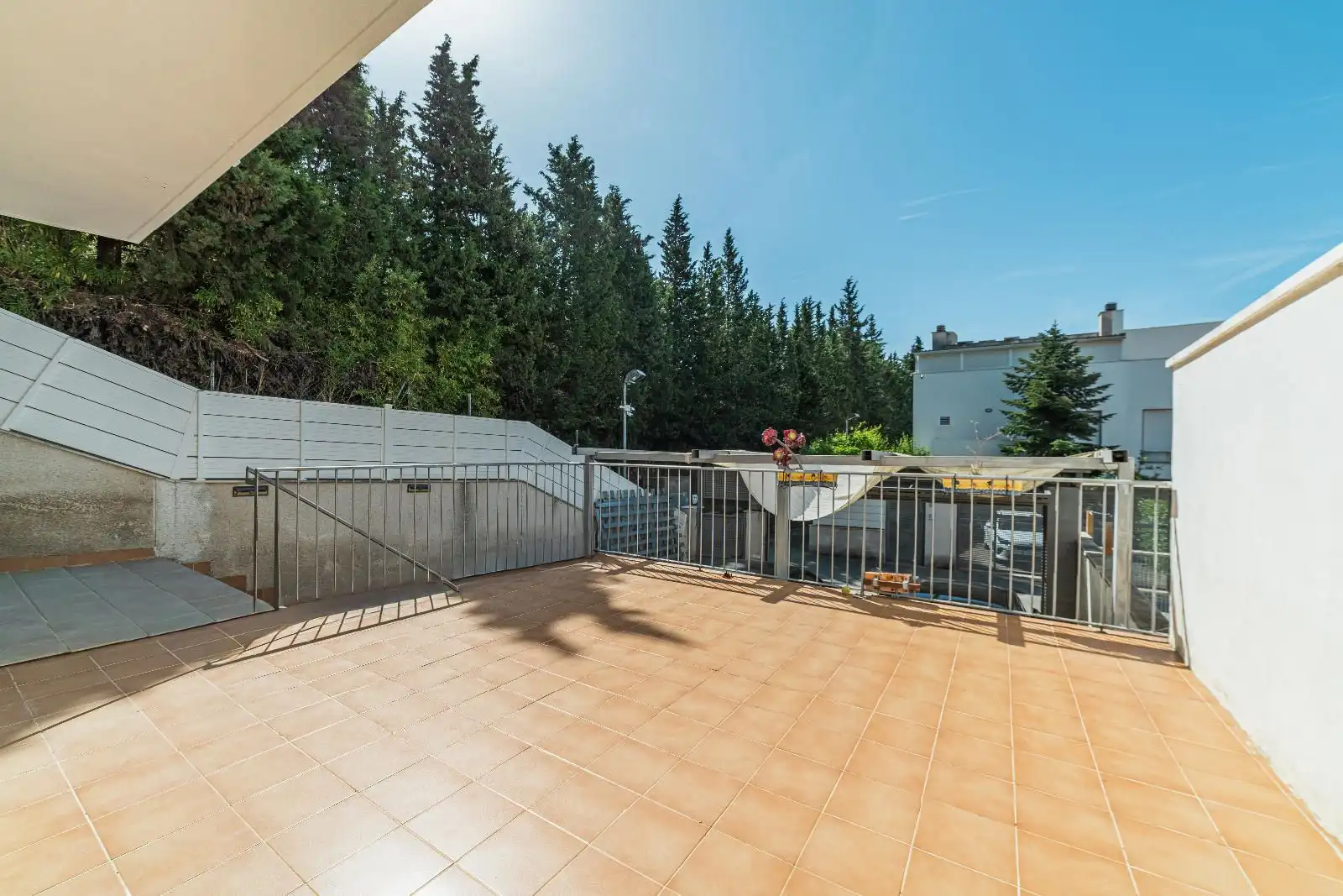 Terrasse von Einfamilien-Reihenhaus zum Verkauf in Canet de Mar mit Klimaanlage, Heizung und Privatgarten