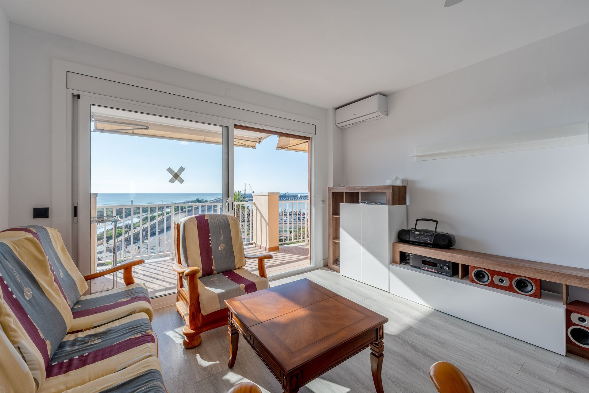 Living room of Flat for sale in Vilanova i la Geltrú  with Air Conditioner, Heating and Terrace