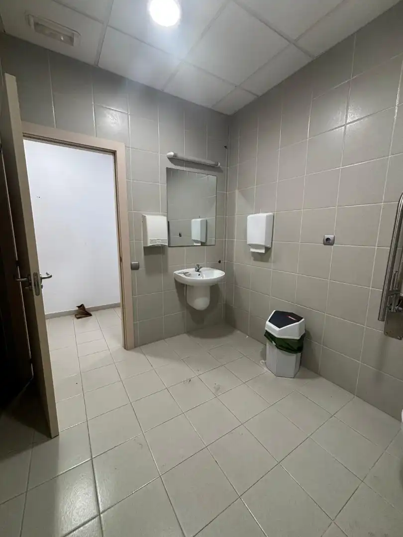 Baño de Local de alquiler en Cornellà de Llobregat con Parquet