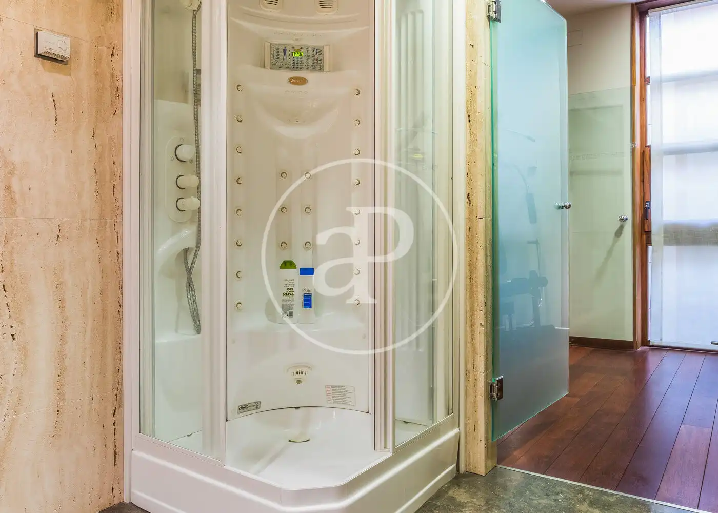 Baño de Casa adosada en venta en Barcelona con Aire acondicionado, Calefacción y Jardín privado