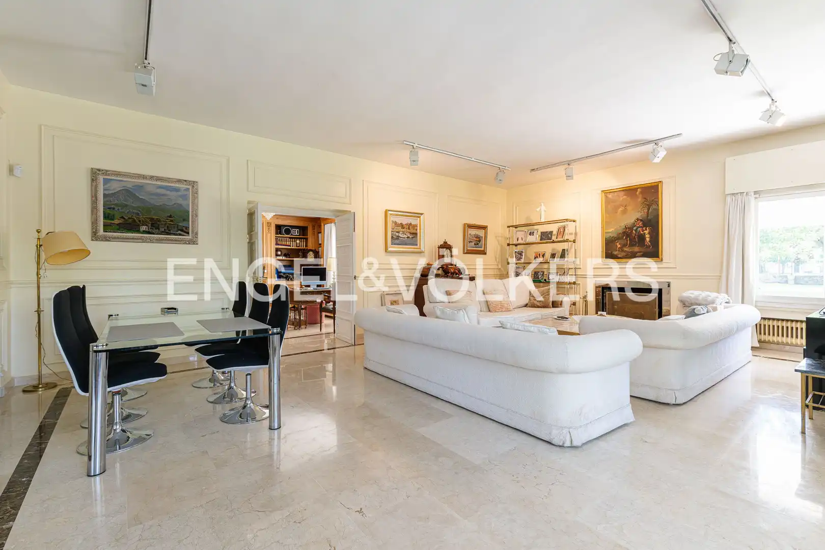 Sala d'estar de Casa o xalet en venda en Villanueva de la Cañada amb Aire condicionat, Calefacció i Jardí privat