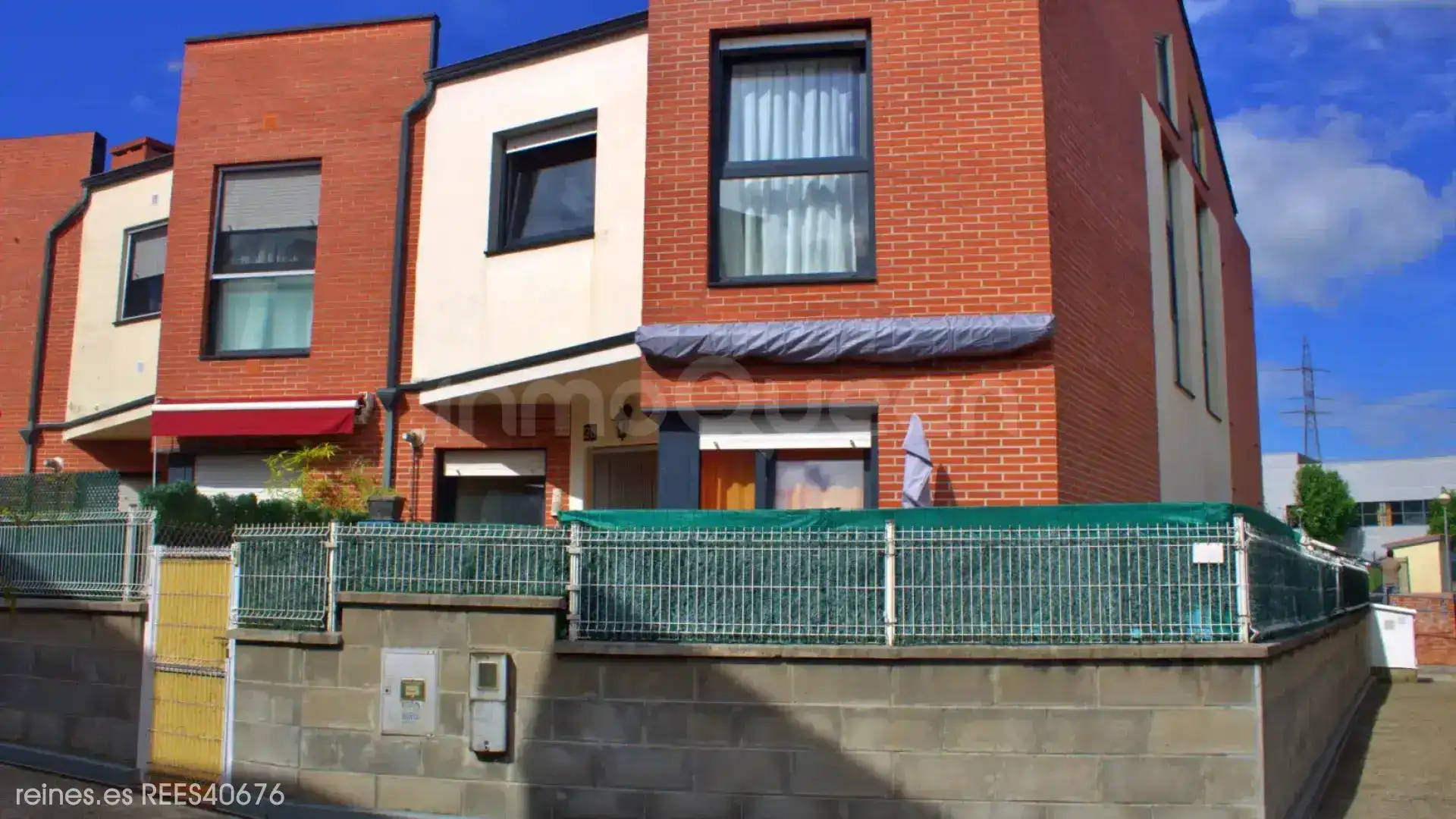 Vista exterior de Casa adosada en venda en Piélagos amb Calefacció, Terrassa i Moblat