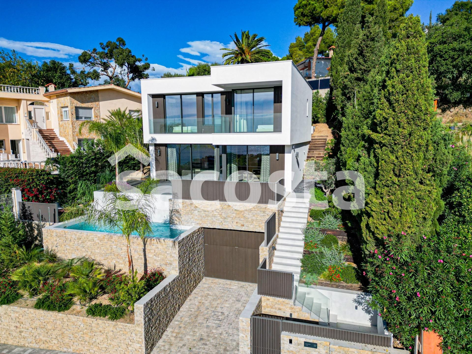 Vista exterior de Casa o xalet en venda en Lloret de Mar amb Terrassa