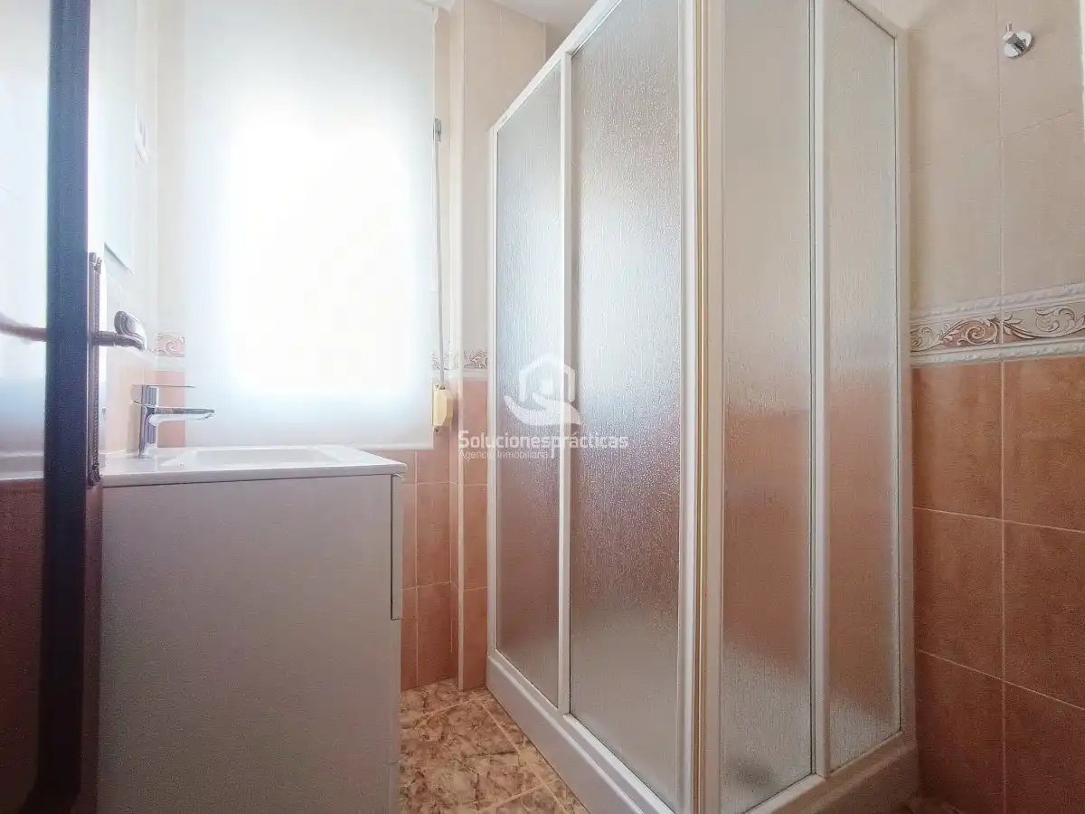 Badezimmer von Wohnung zur Miete in Martos mit Klimaanlage, Heizung und Terrasse