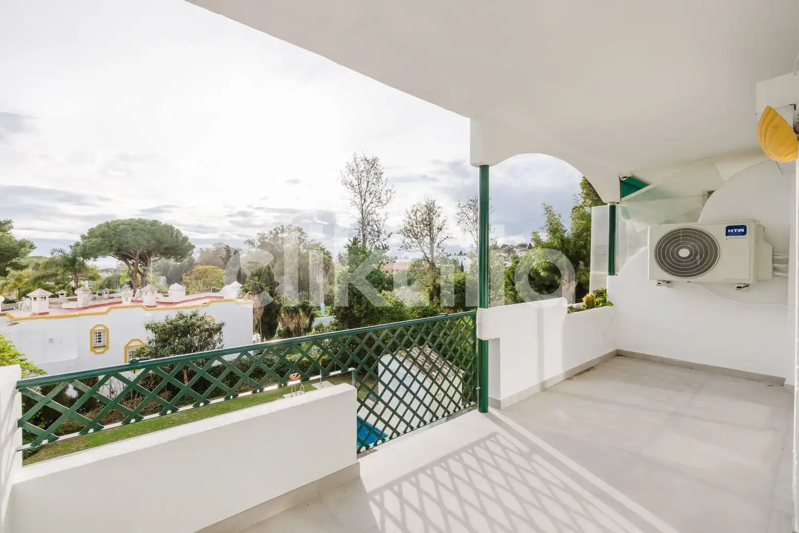 Terrasse von Wohnung zum Verkauf in Marbella mit Klimaanlage, Privatgarten und Terrasse