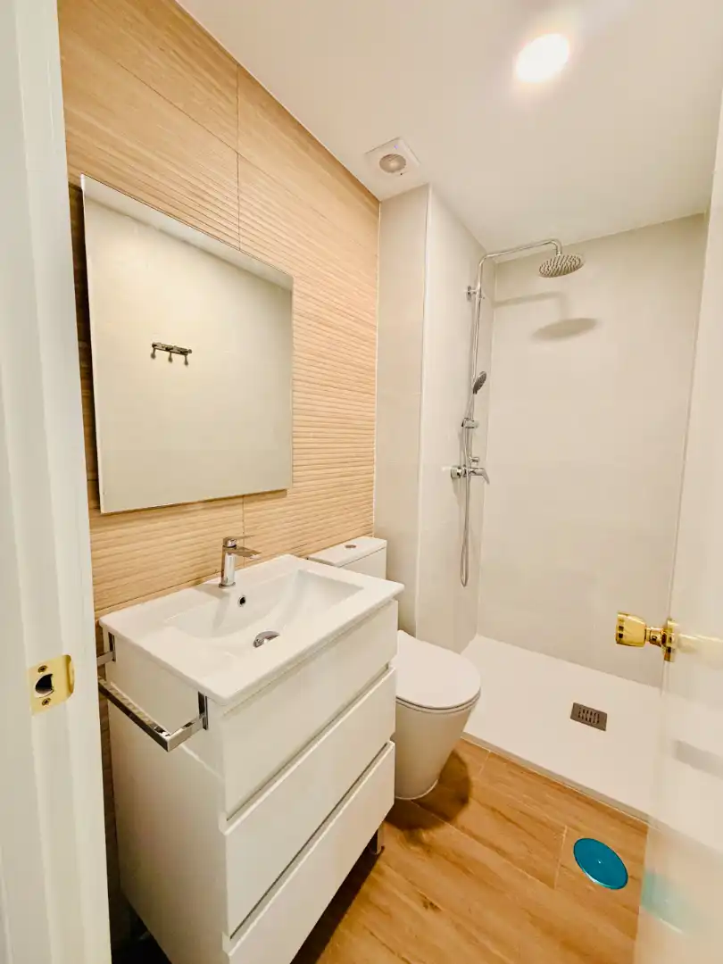 Bany de Pis en venda en Sevilla amb Aire condicionat, Parquet i Terrassa