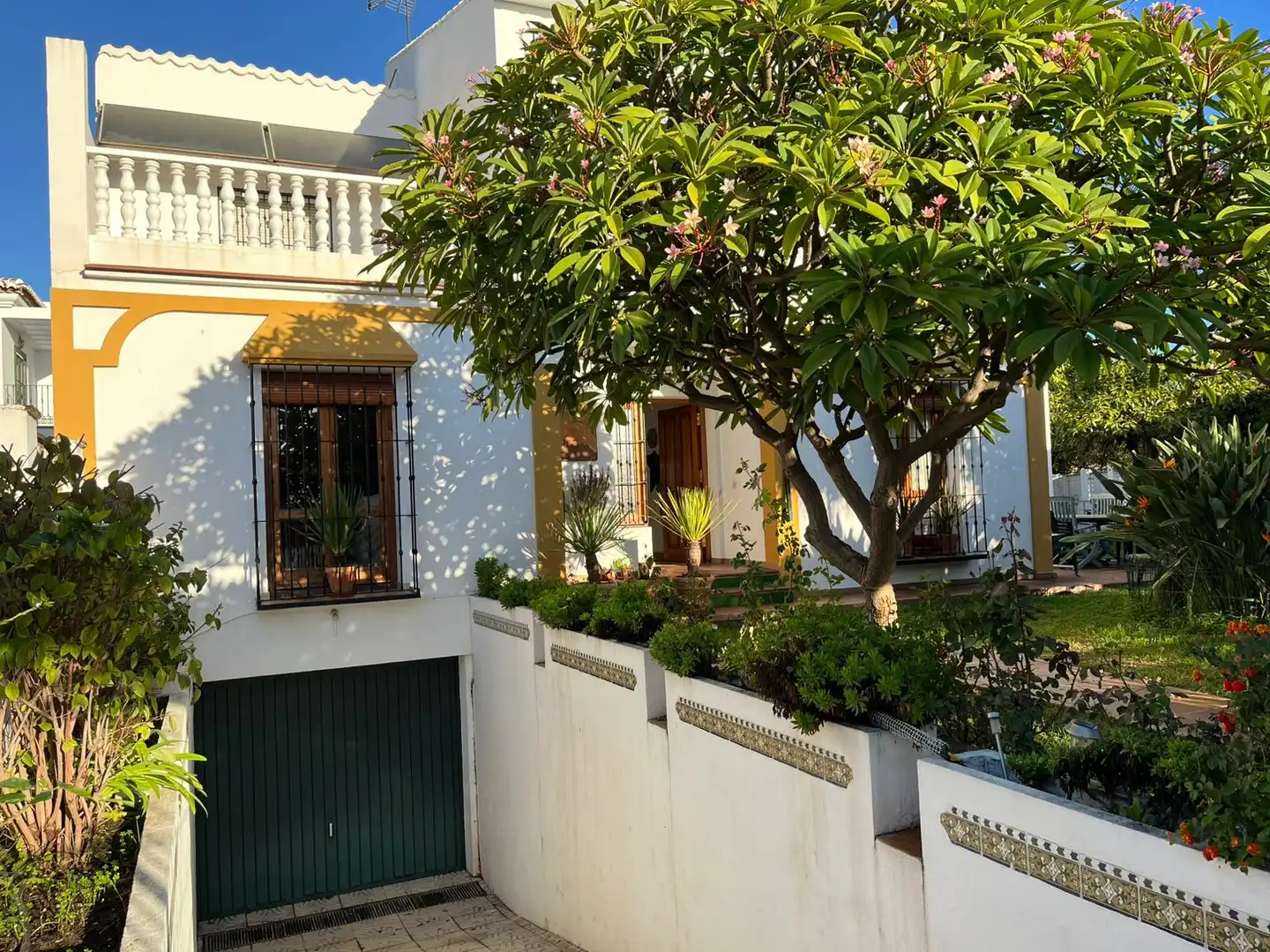 Vista exterior de Casa adosada en venta en Vélez-Málaga con Aire acondicionado, Calefacción y Jardín privado
