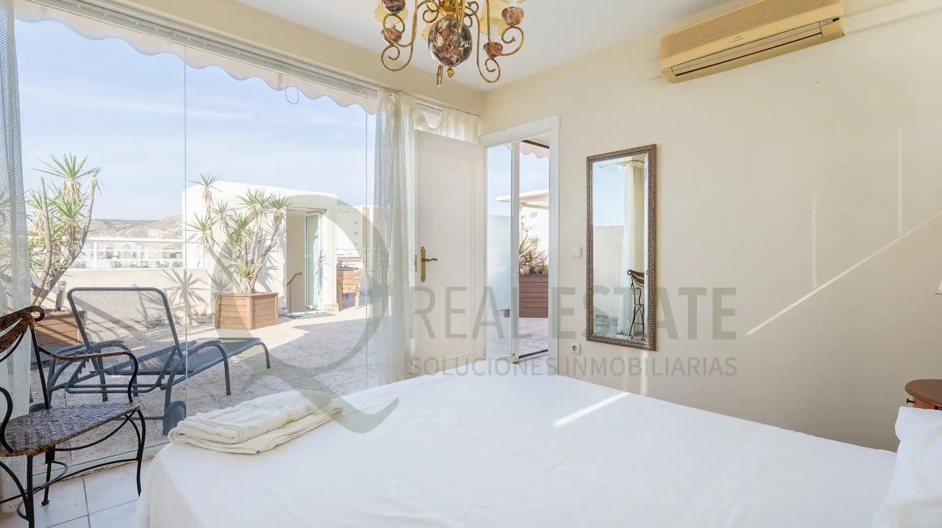 Terrasse von Dachboden zur Miete in Alicante / Alacant mit Klimaanlage, Privatgarten und Terrasse