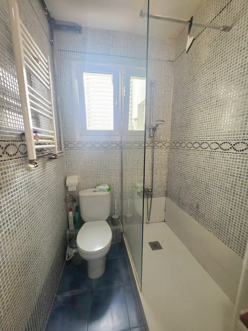 Badezimmer von Wohnung zum Verkauf in Barcelona mit Klimaanlage, Heizung und Parkett