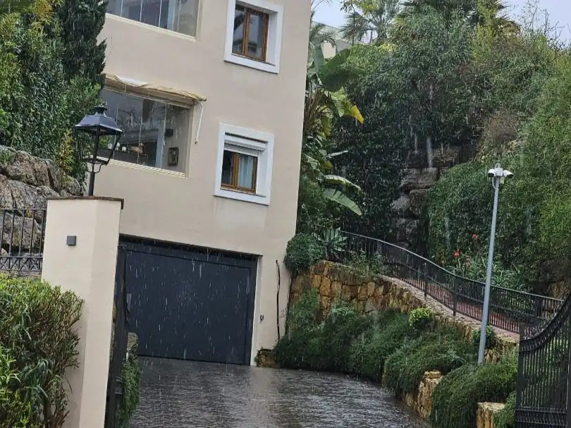Außenansicht von Garage zum Verkauf in Estepona mit Alarm