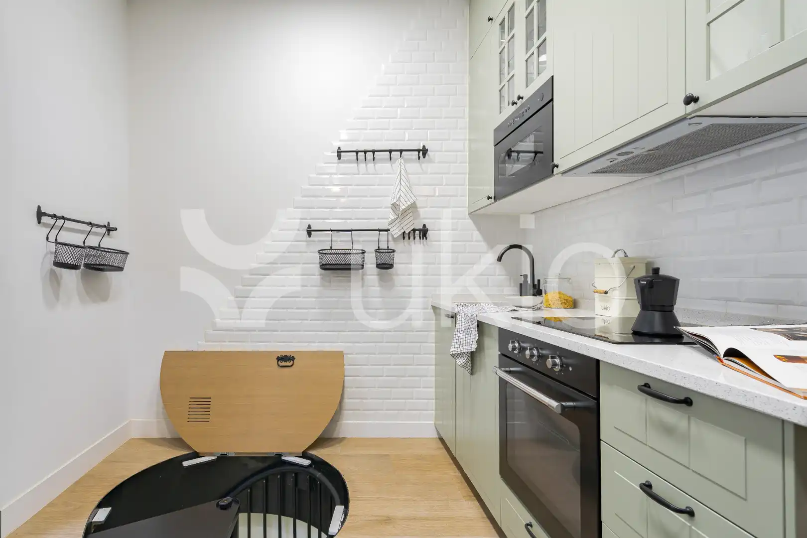 Cuina de Apartament de lloguer en Madrid amb Calefacció, Moblat i Forn