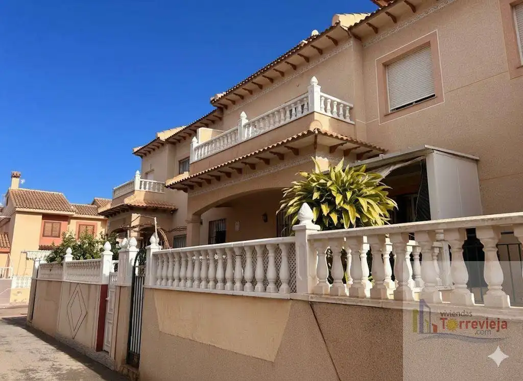 Vista exterior de Dúplex en venta en Torrevieja con Terraza y Piscina comunitaria