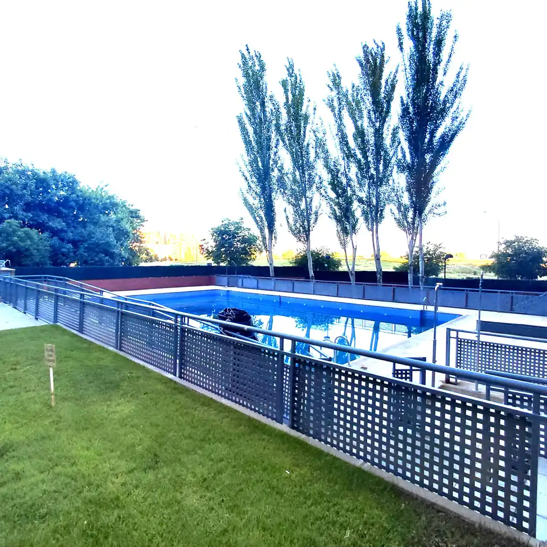 Piscina de Planta baja en venta en Madrid con Aire acondicionado, Calefacción y Jardín privado