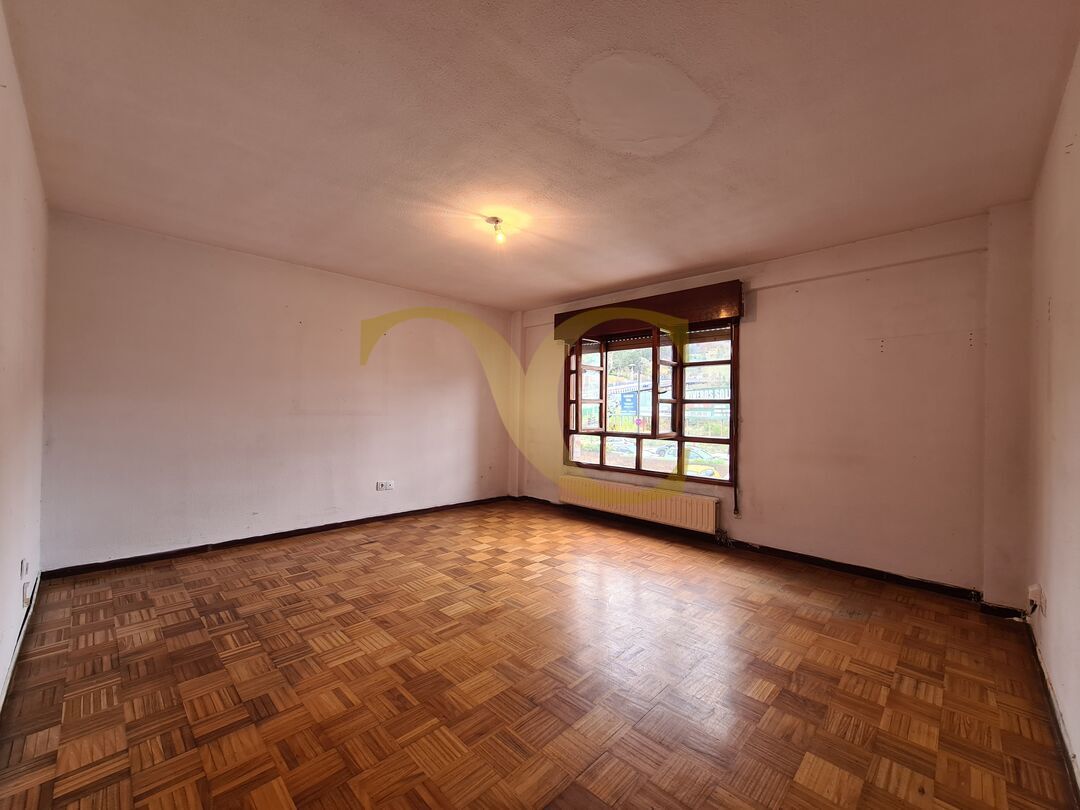 Sala d'estar de Pis en venda en Oviedo  amb Calefacció i Jardí privat