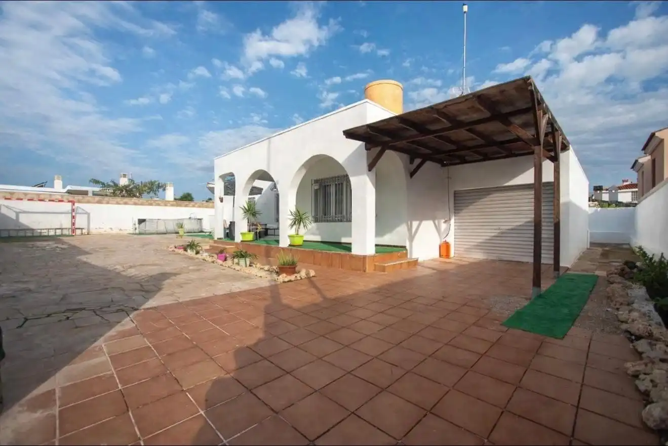 Vista exterior de Casa o xalet en venda en Vinaròs amb Terrassa, Traster i Alarma