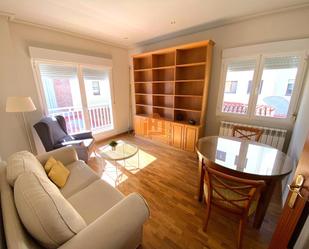 Sala d'estar de Apartament de lloguer en León Capital  amb Calefacció, Parquet i Terrassa