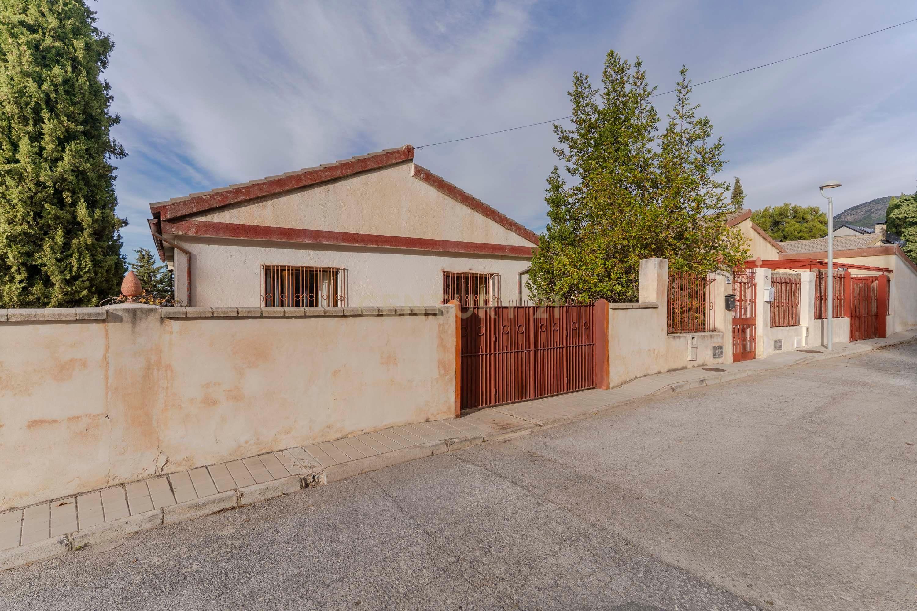 Exterior view of House or chalet for sale in La Zubia  with Private garden and Storage room