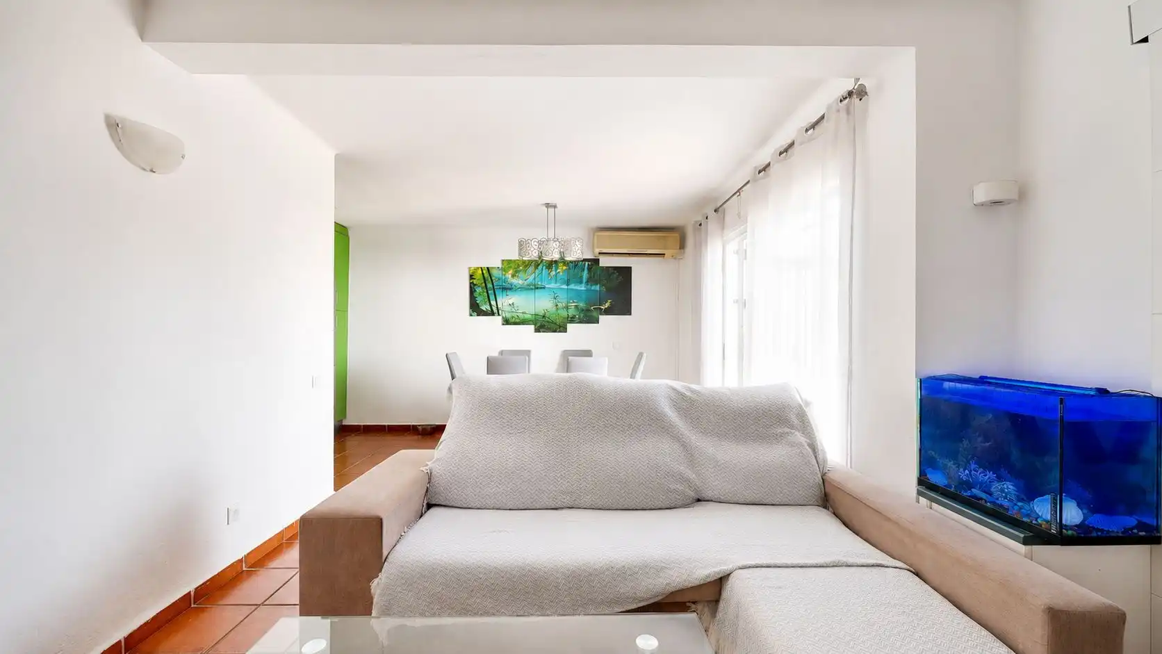 Sala de estar de Casa adosada en venta en Estepona con Piscina comunitaria