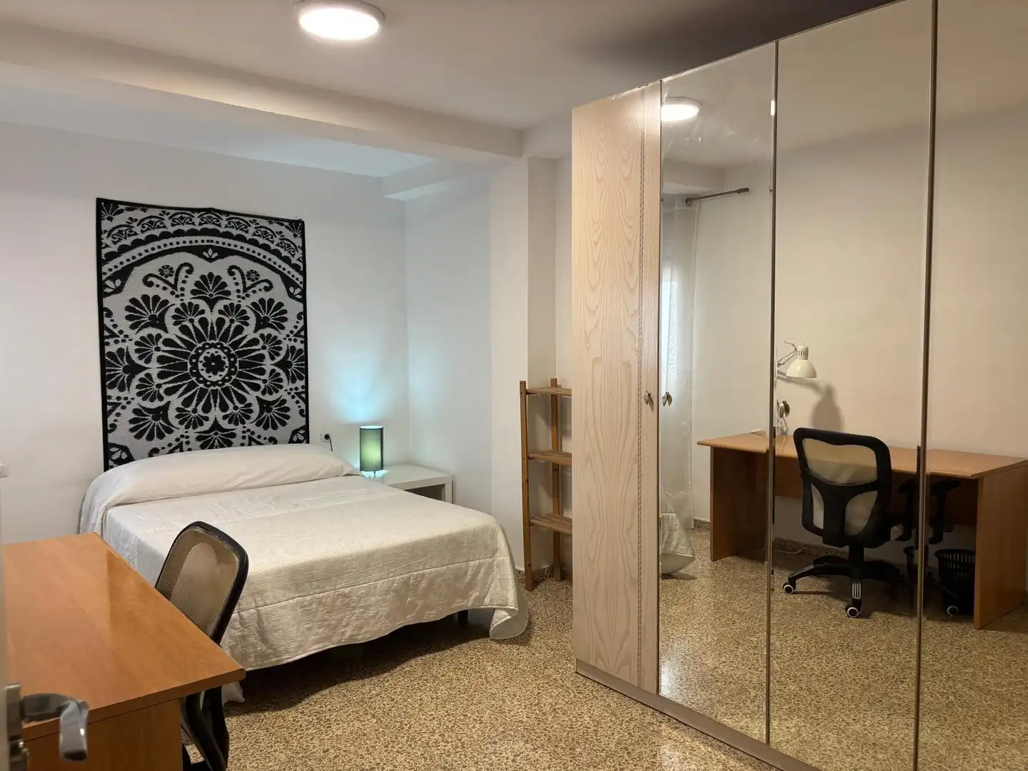 Dormitori de Pis de lloguer en Granada amb Calefacció, Terrassa i Moblat