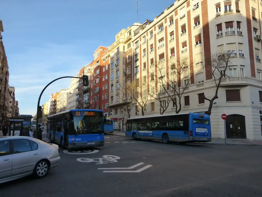 Außenansicht von Wohnung zur Miete in Madrid mit Klimaanlage, Heizung und Parkett