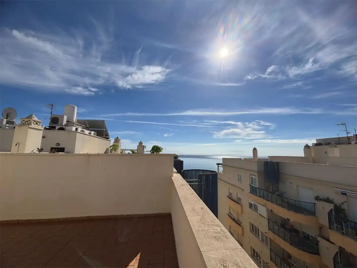 Außenansicht von Dachboden zur Miete in Estepona mit Klimaanlage und Balkon