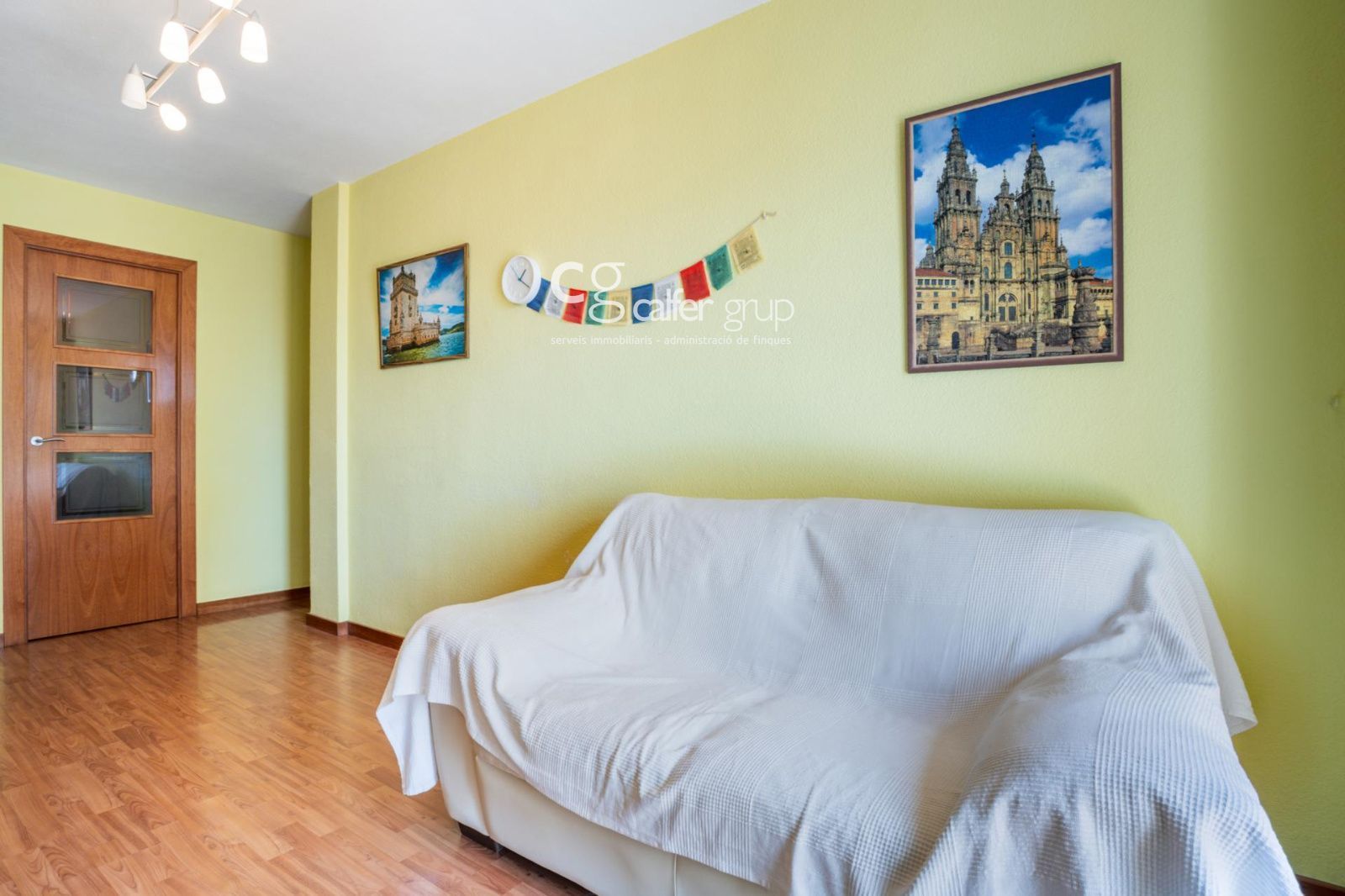 Sala d'estar de Pis en venda en L'Hospitalet de Llobregat amb Terrassa