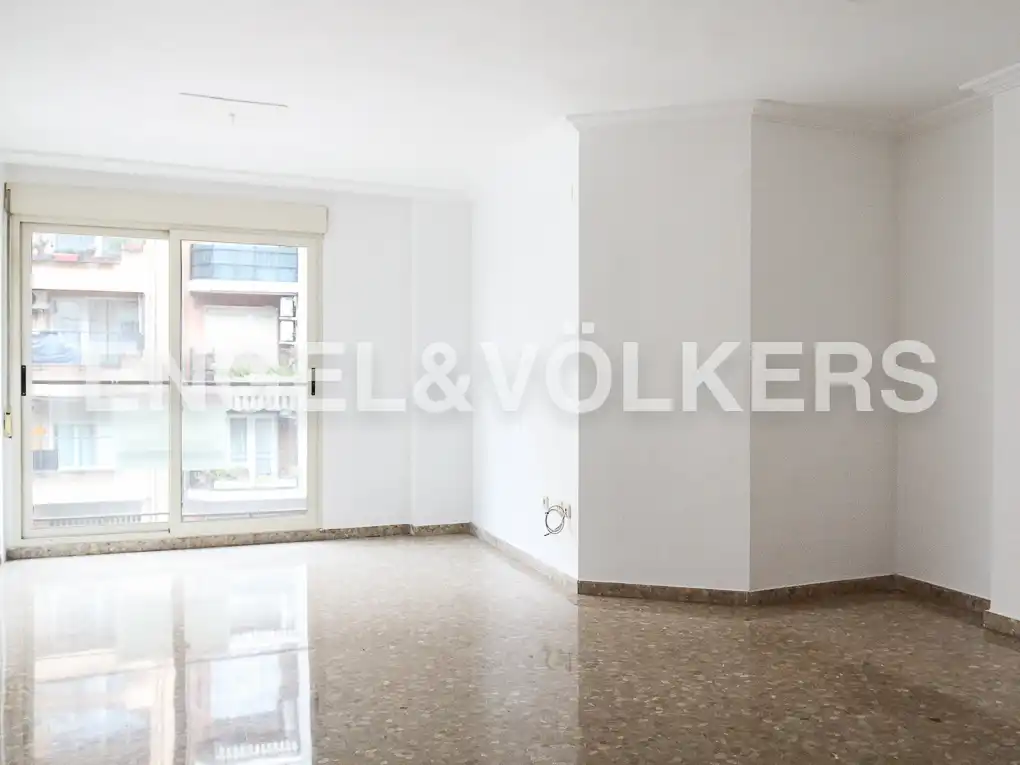 Wohnung zur Miete in Valencia mit Klimaanlage, Heizung und Balkon
