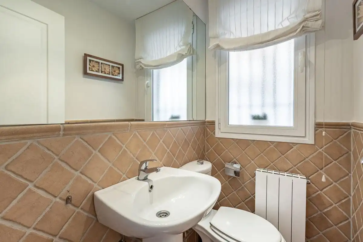Badezimmer von Einfamilien-Reihenhaus zur Miete in Armilla mit Klimaanlage, Heizung und Abstellraum