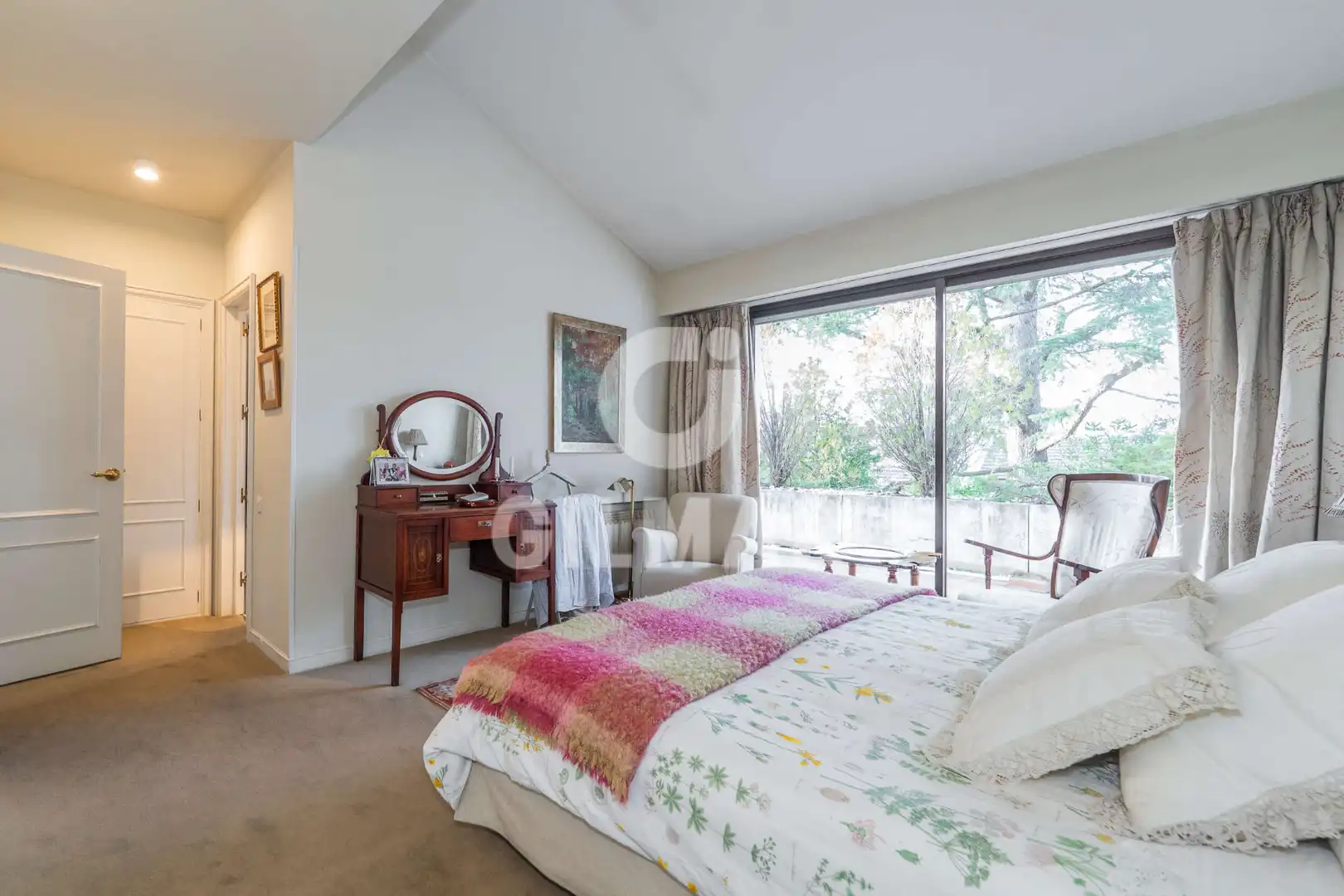 Schlafzimmer von Einfamilien-Reihenhaus zum Verkauf in La Moraleja mit Klimaanlage, Heizung und Privatgarten