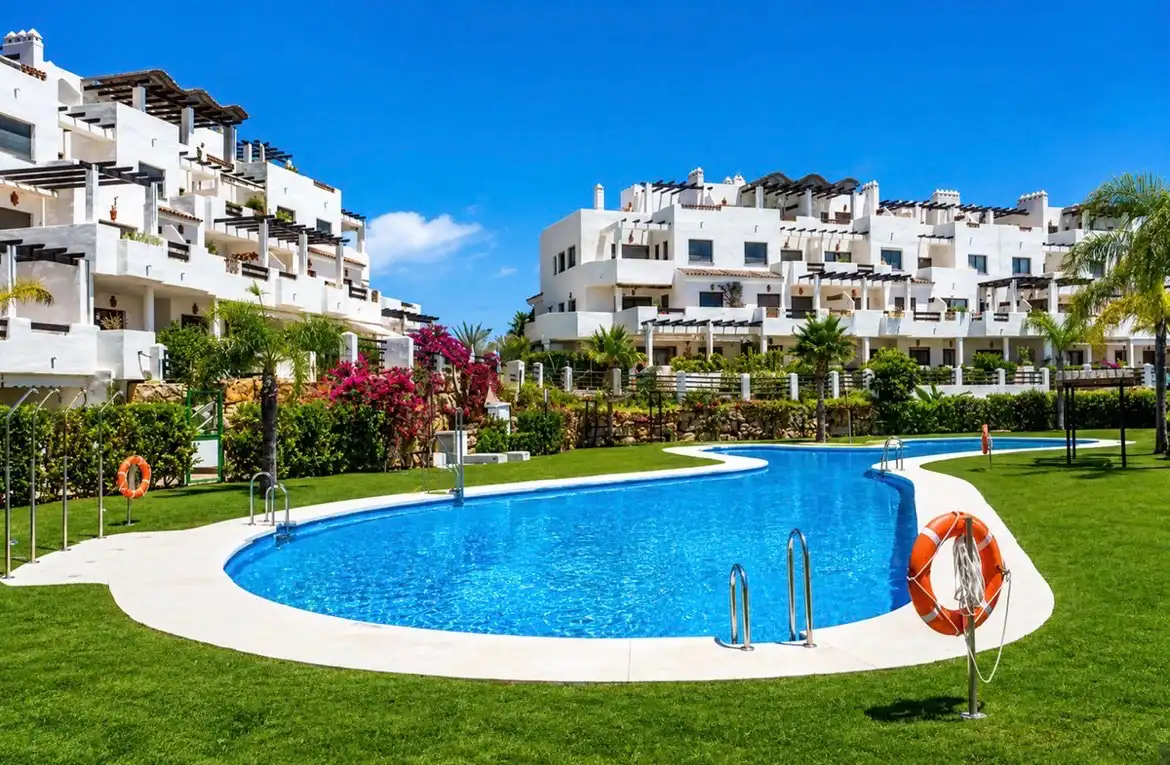 Flat with pool for sale in Selwo