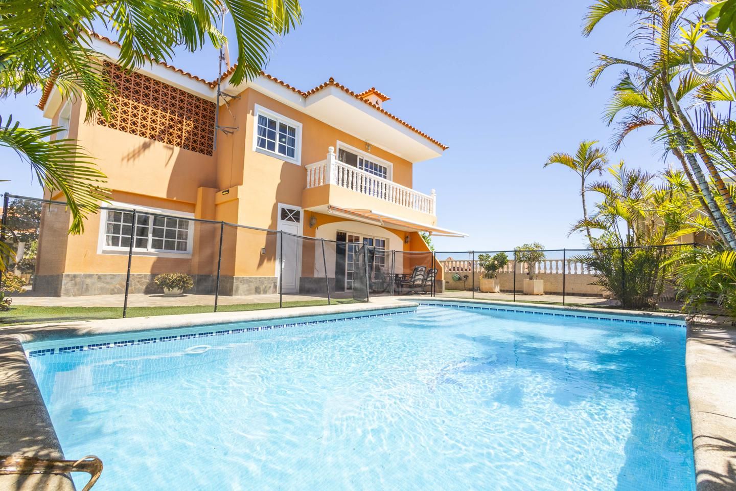 Vista exterior de Casa o xalet en venda en Candelaria amb Jardí privat, Terrassa i Piscina
