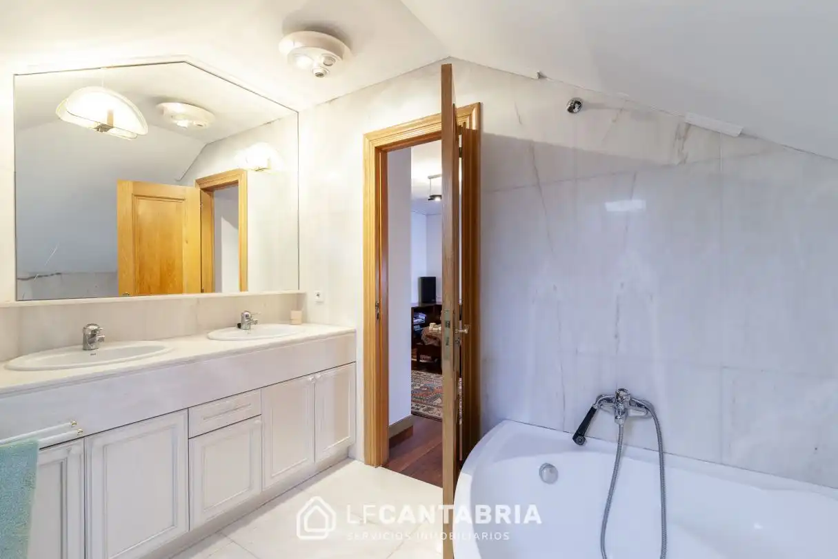 Baño de Dúplex en venta en Santander con Calefacción y Terraza