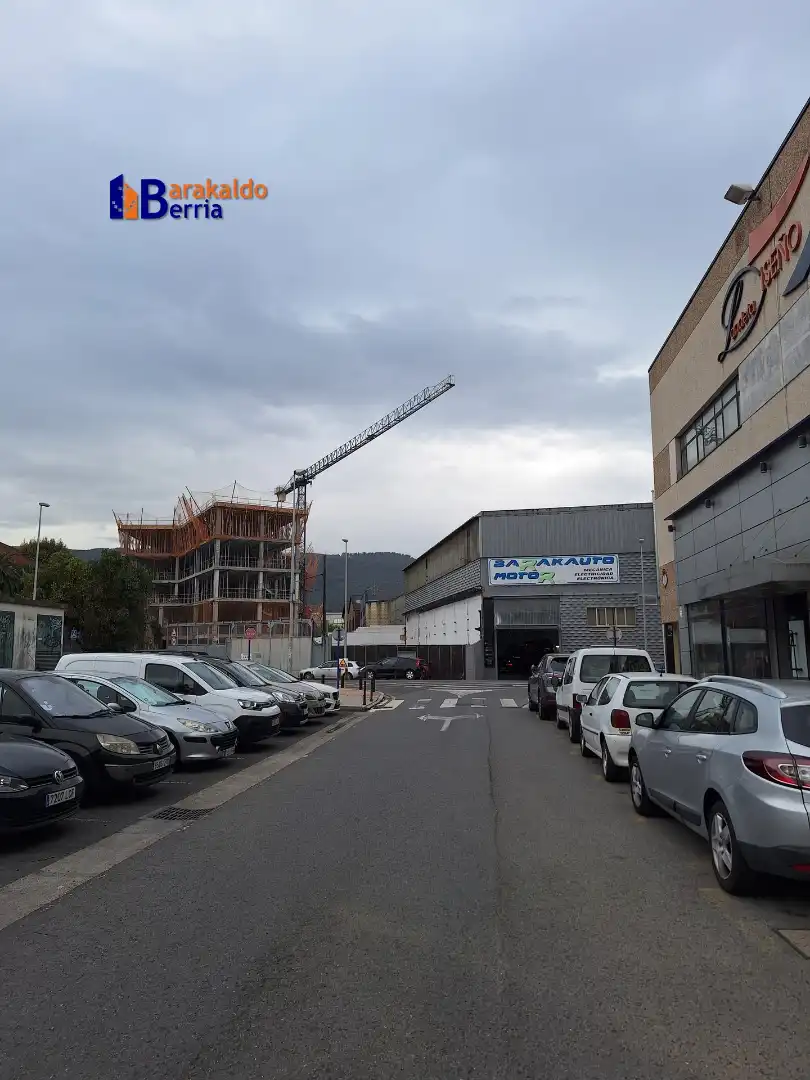 Parkplatz von Fabrikhallen zur Miete in Bagatza - San Vicente