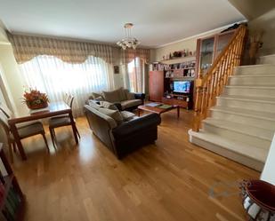 Sala d'estar de Casa adosada en venda en Valdefresno amb Terrassa