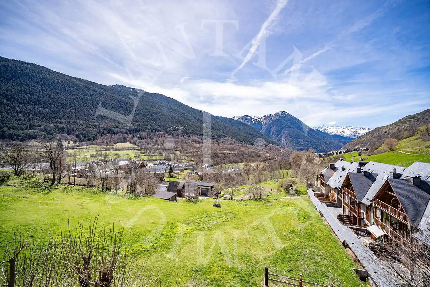 Vista exterior de Casa adosada en venta en Naut Aran con Calefacción, Jardín privado y Parquet