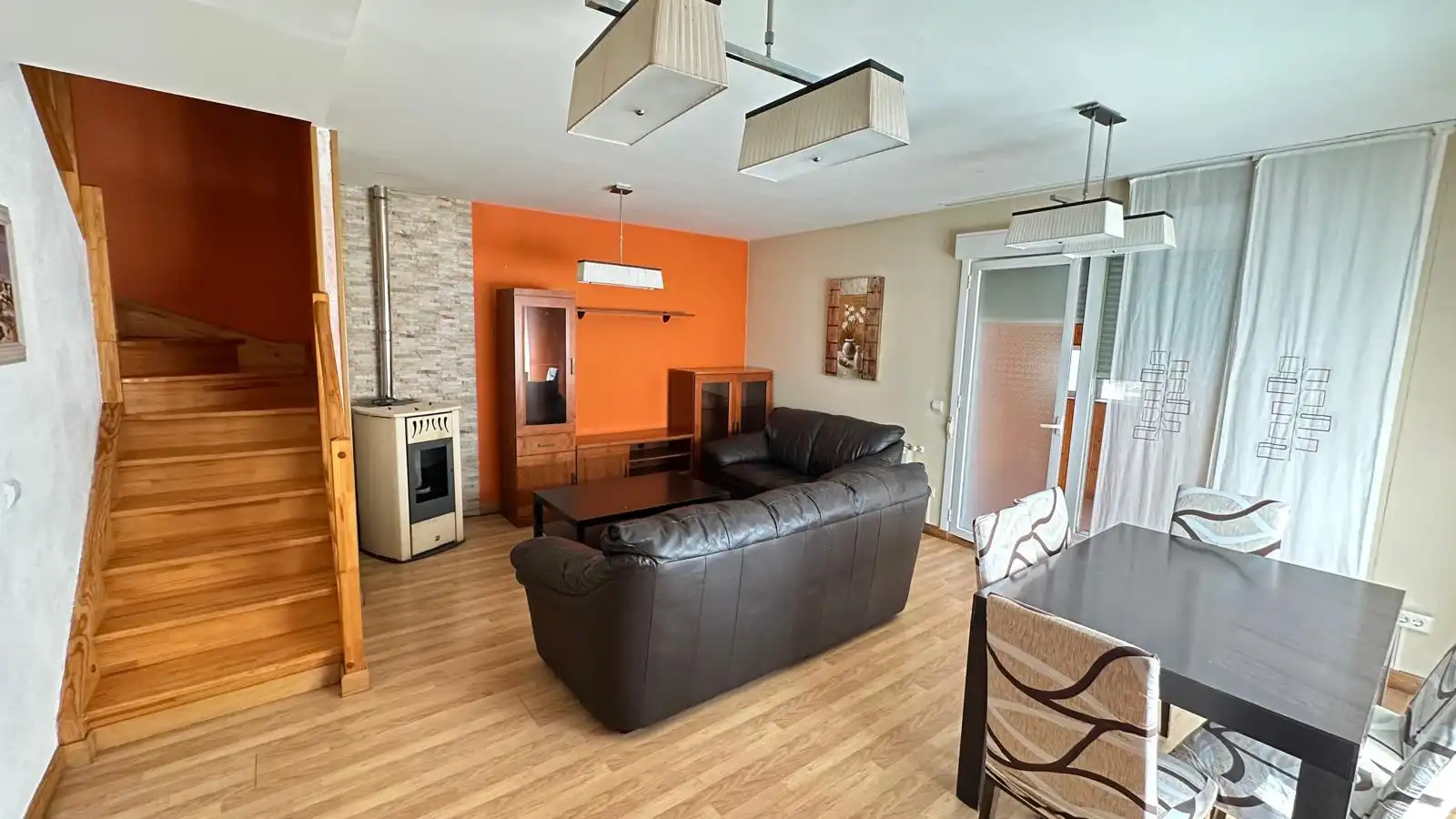 Sala d'estar de Casa adosada en venda en Revillarruz amb Calefacció, Jardí privat i Parquet