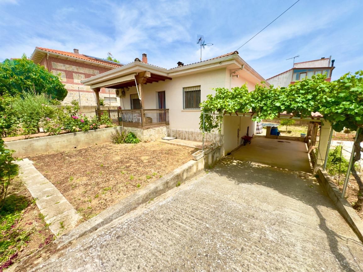 Exterior view of House or chalet for sale in Cabanillas del Campo  with Air Conditioner, Heating and Balcony