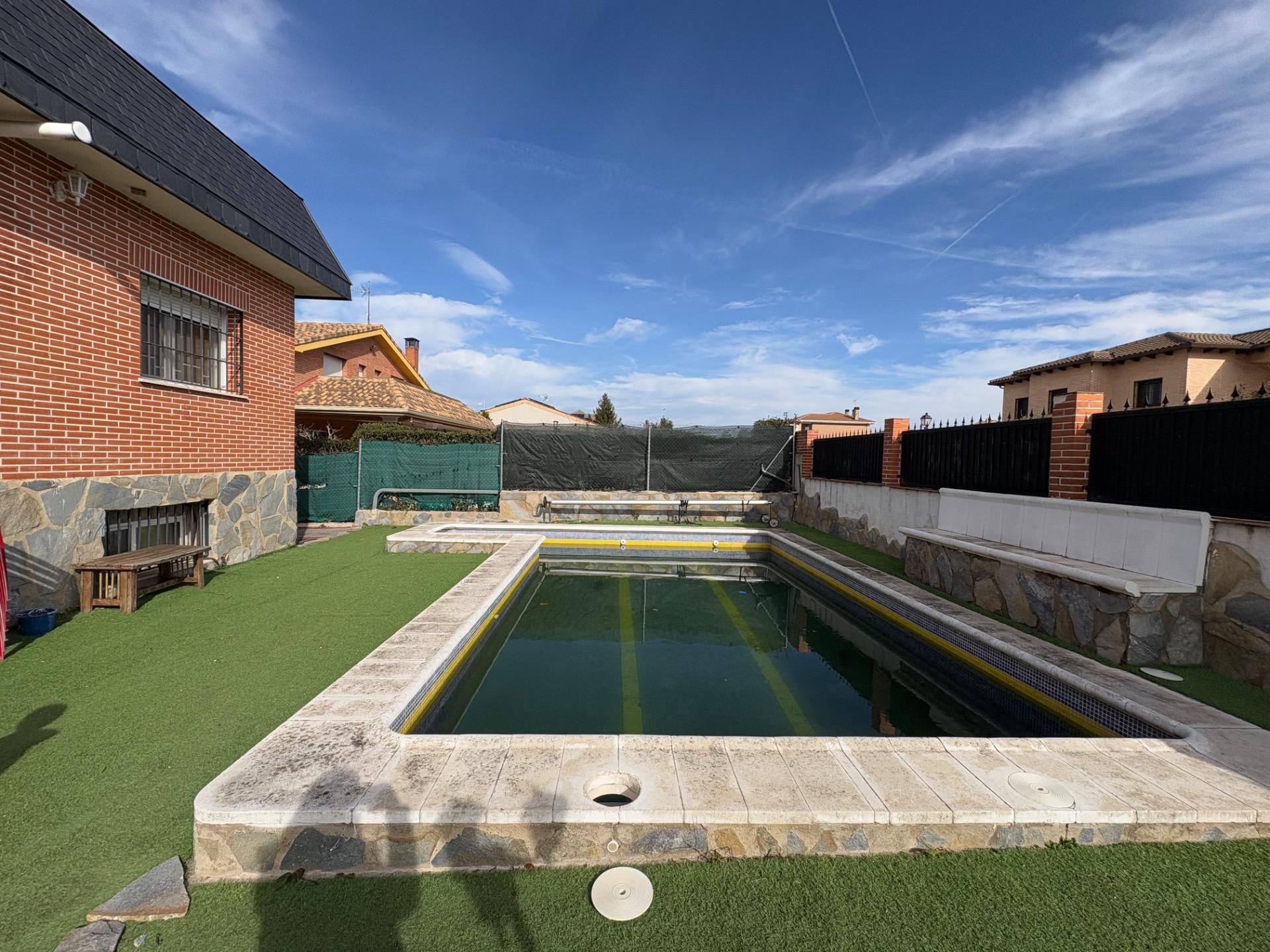 Piscina de Casa o xalet en venda en Torrejón del Rey amb Calefacció, Jardí privat i Terrassa