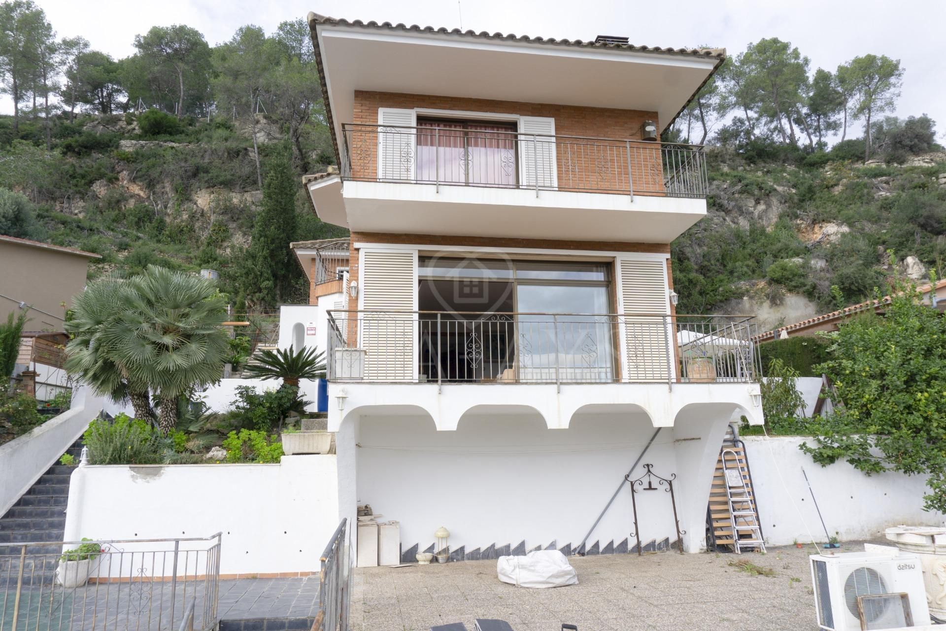 Vista exterior de Casa o xalet en venda en Vallirana amb Calefacció, Jardí privat i Terrassa