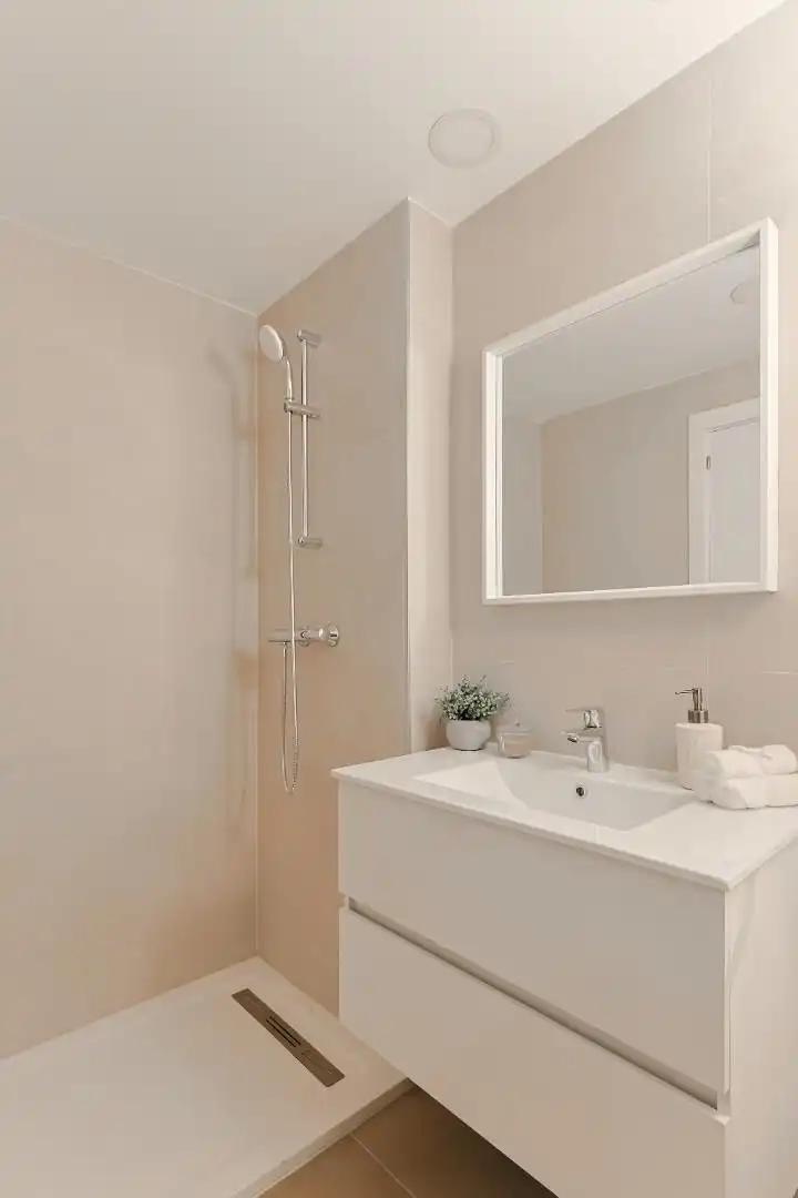 Piso en venta en Calle de la Actriz Fabiana Laura, Rosaleda - Juventud