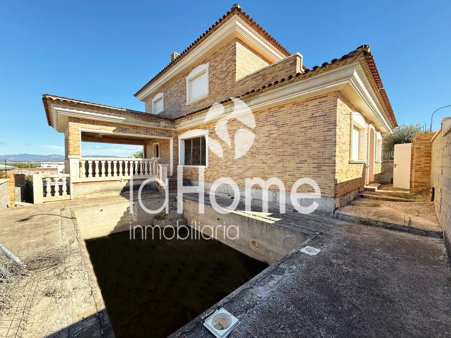Vista exterior de Casa o xalet en venda en Riba-roja de Túria amb Terrassa, Piscina i Balcó