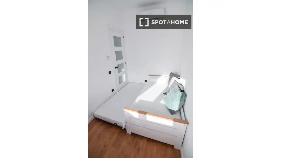 Dormitori de Apartament per a compartir en Barcelona amb Aire condicionat, Terrassa i Moblat