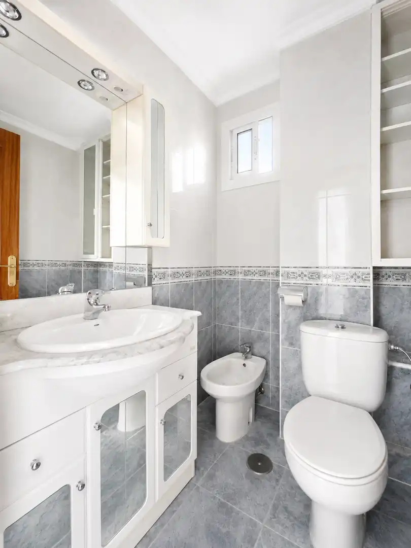 Badezimmer von Wohnungen zum Verkauf in Estepona mit Terrasse und Balkon