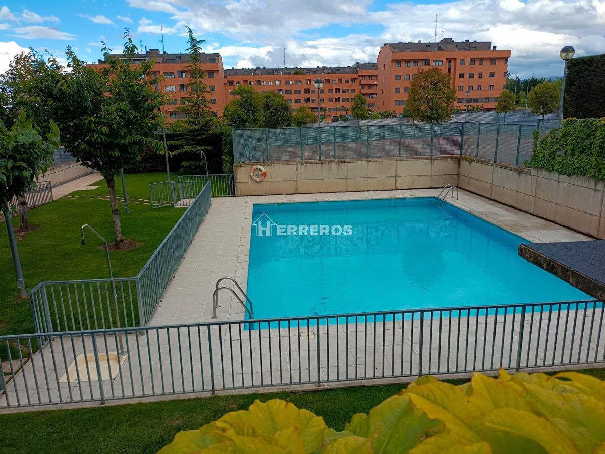 Piscina de Local en venda en Lardero amb Aire condicionat