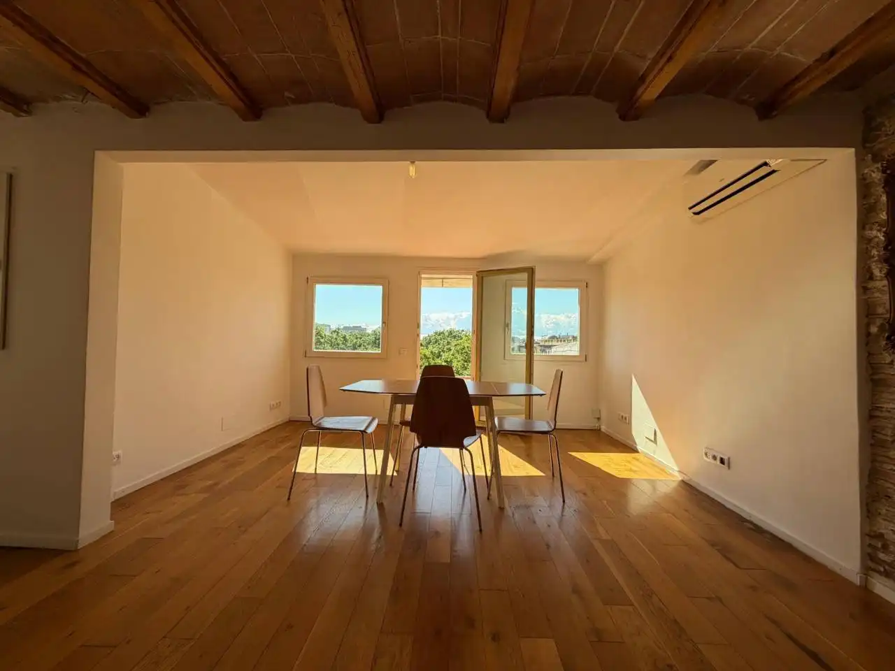 Comedor de Ático en venta en  Barcelona Capital con Parquet, Terraza y Amueblado