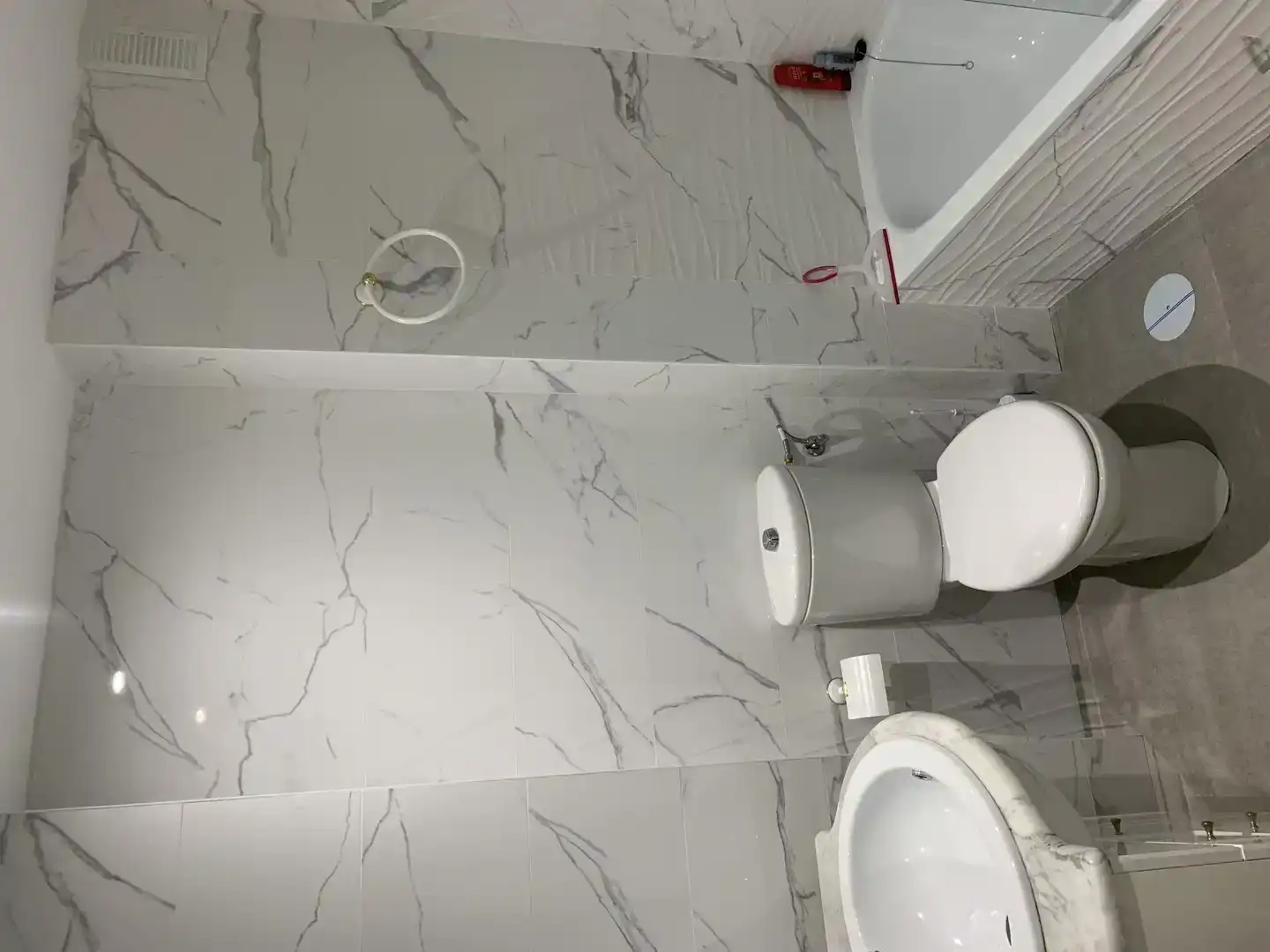 Badezimmer von Wohnung zur Miete in Fuengirola mit Klimaanlage und Schwimmbad
