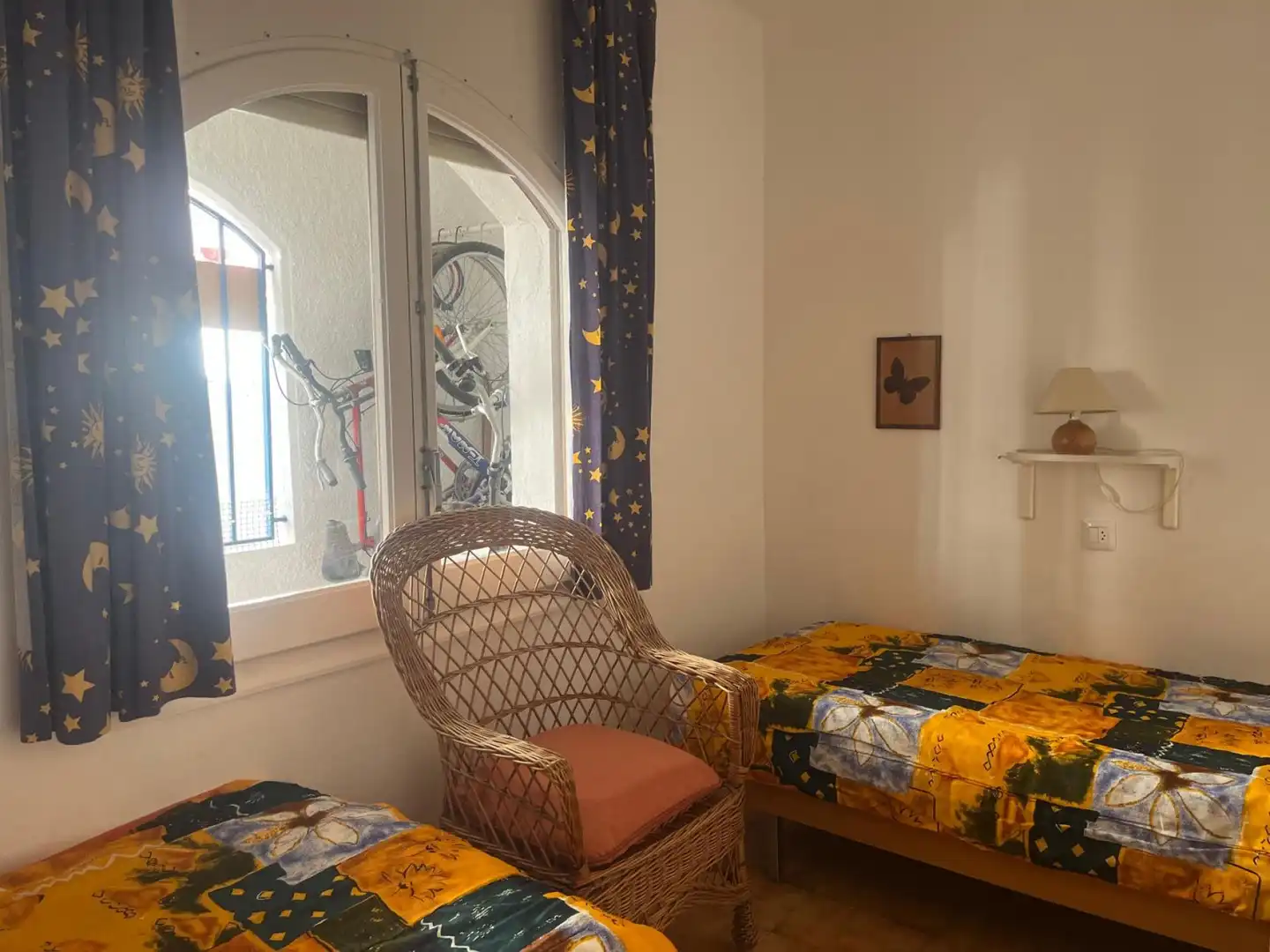 Schlafzimmer von Einfamilien-Reihenhaus zum Verkauf in Empuriabrava mit Privatgarten und Terrasse